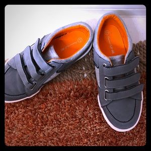 American Eagle shoes with velcro